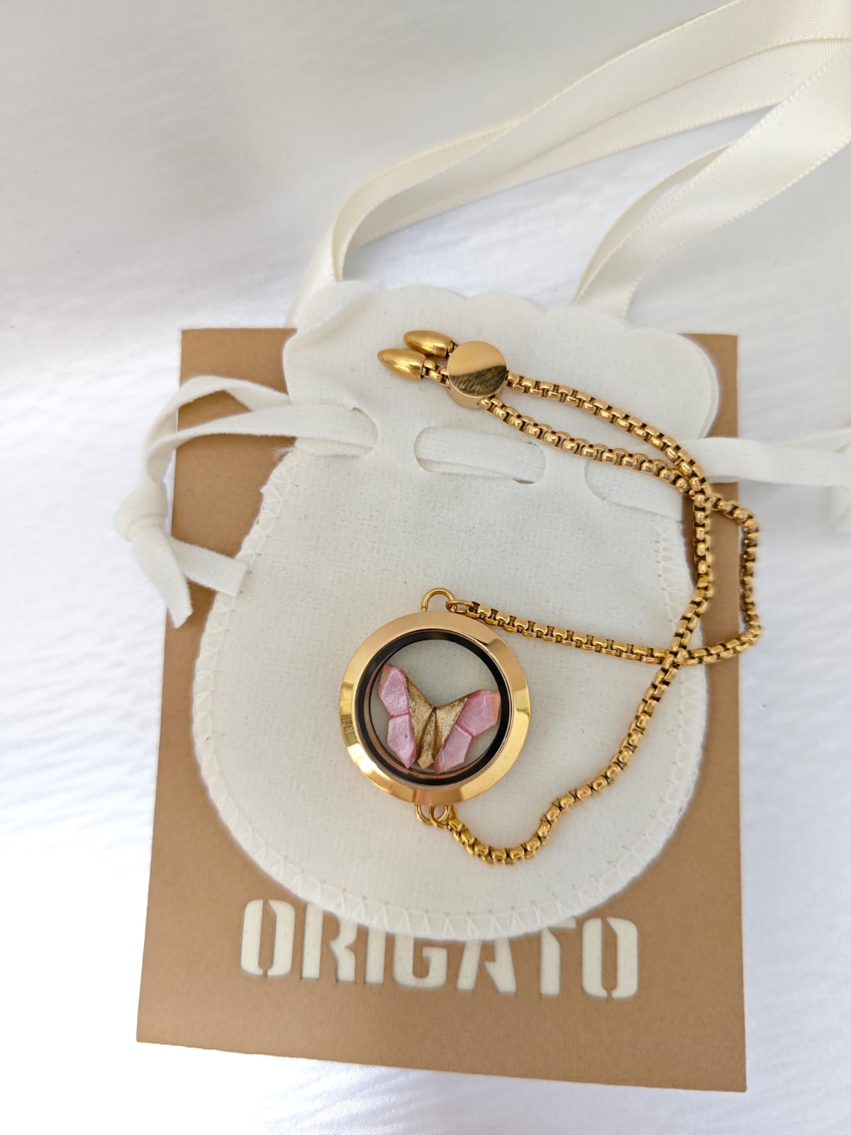 Pulsera relicario dorada