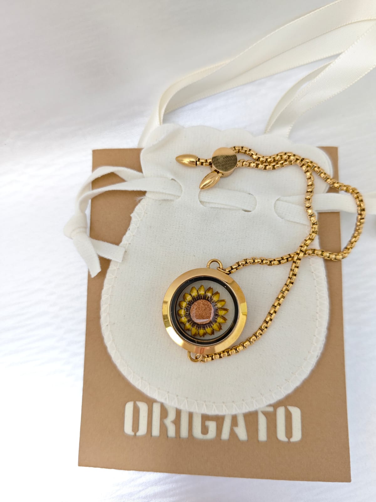 Pulsera relicario dorada